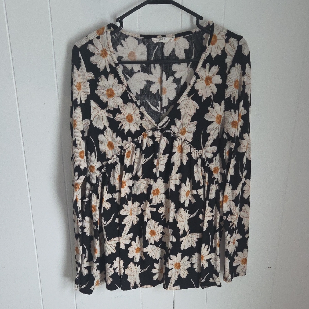 Black Floral V-Neck Long Sleeve Top With Cream & Gold Daisy Print